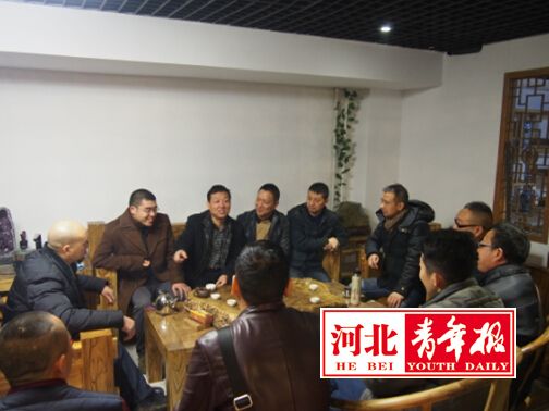 9月20日，由本報《經(jīng)濟(jì)圈》周刊聯(lián)合河北省收藏家協(xié)會根雕專業(yè)委員會及河北物華拍賣行有限公司共同舉辦的“首屆中國根雕收藏品拍賣會”活動將于河北省石家莊市南二環(huán)的古韻文化廣場C座負(fù)一層年年榆古典家具會館盛大開幕。從今日起，來自全國多個省市的根雕精品陸續(xù)展出。